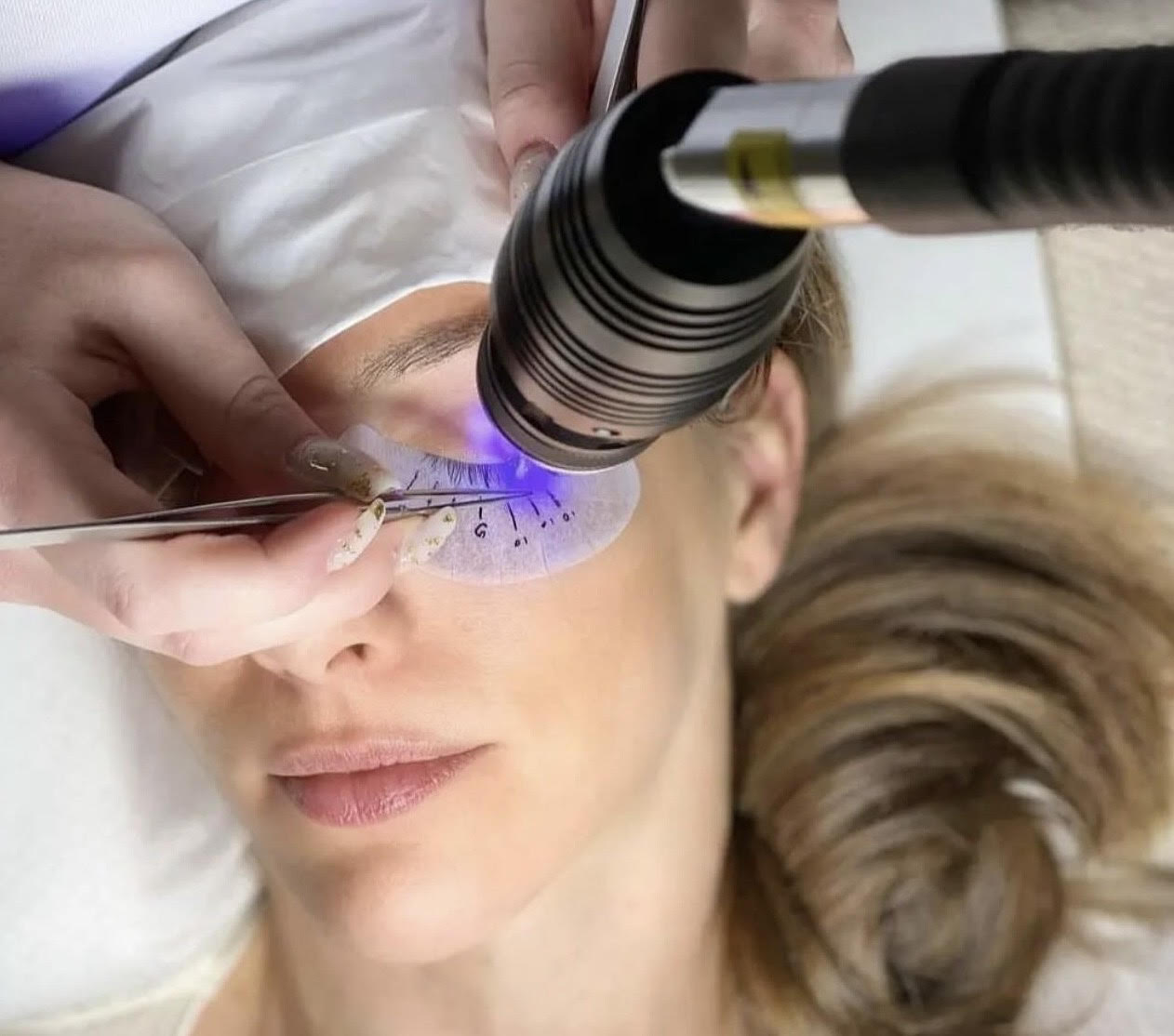 👁 UV szempilla – A legújabb őrület, ami nem csak szép, hanem tartós is!